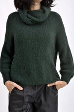 Pulover oversize cu guler drapat din amestec de alpaca, verde închis, vedere laterală - All Above Boutique