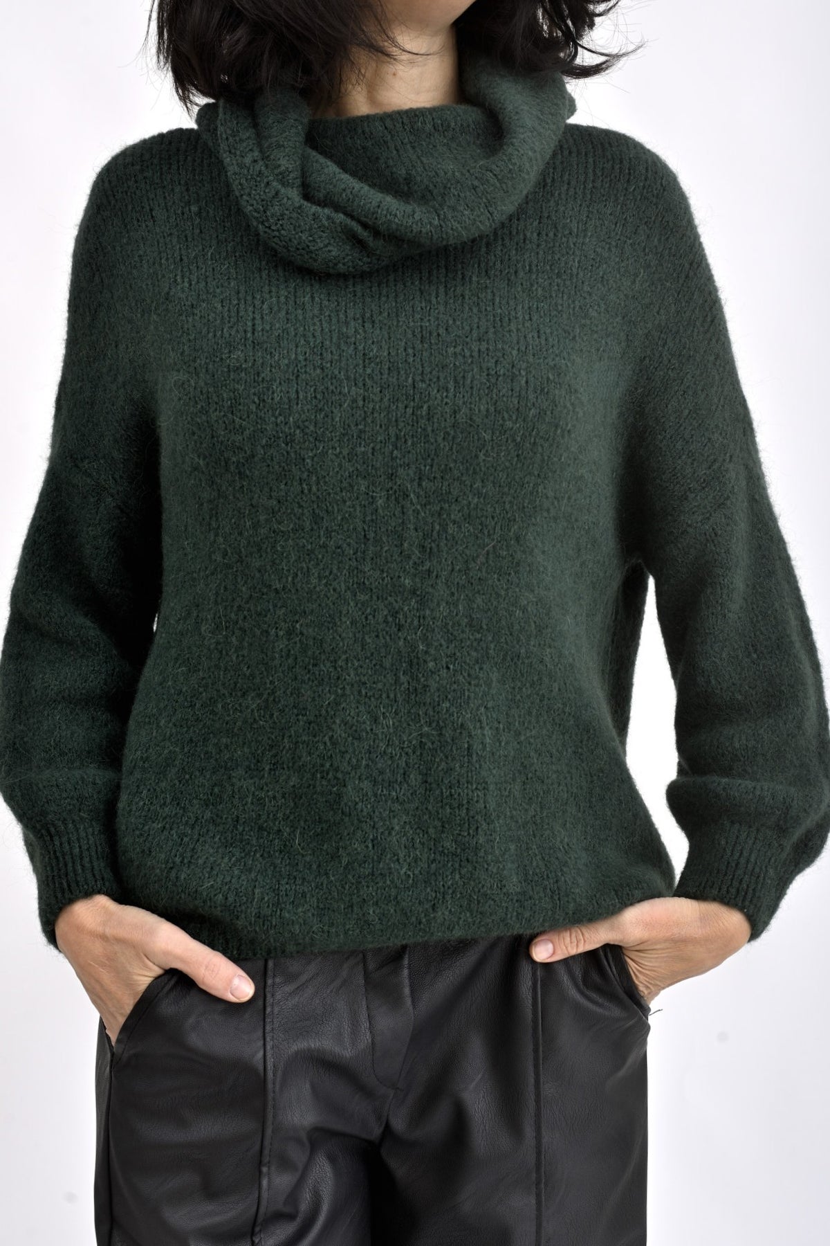 Pulover oversize cu guler drapat din amestec de alpaca, verde închis, vedere laterală - All Above Boutique