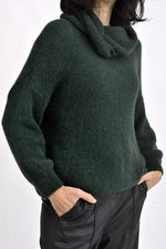 Pulover oversize cu guler drapat din amestec de alpaca, verde închis, cu mâna în buzunar - All Above Boutique