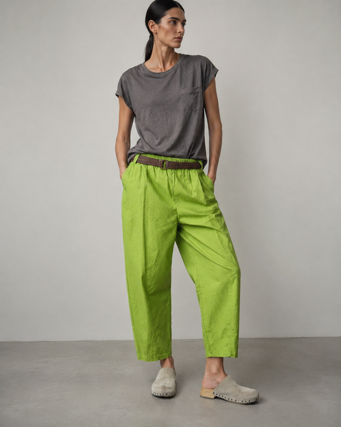 Pantaloni barrel din bumbac cu centură împletită, purtați pe model, All Above Boutique.