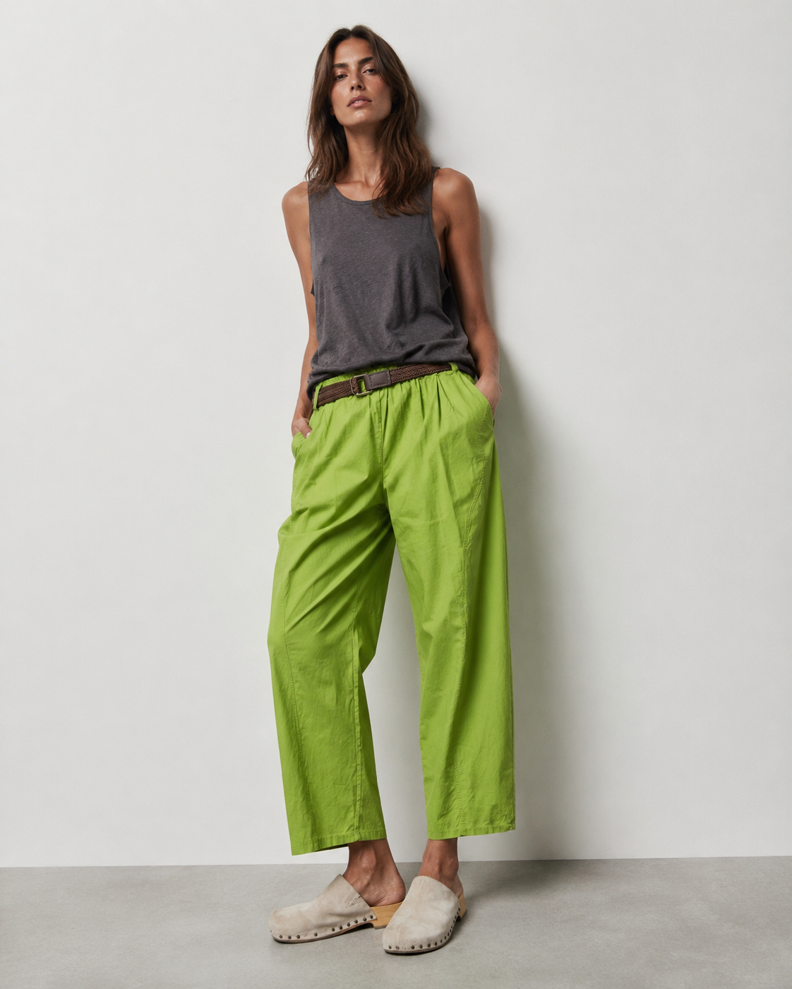 Pantaloni barrel din bumbac cu centură împletită, în nuanța verde fistic, All Above Boutique.