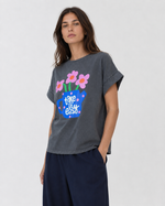 Tricou cu mâneci scurte rulate și mesaj imprimat, vedere laterală. All Above Boutique.