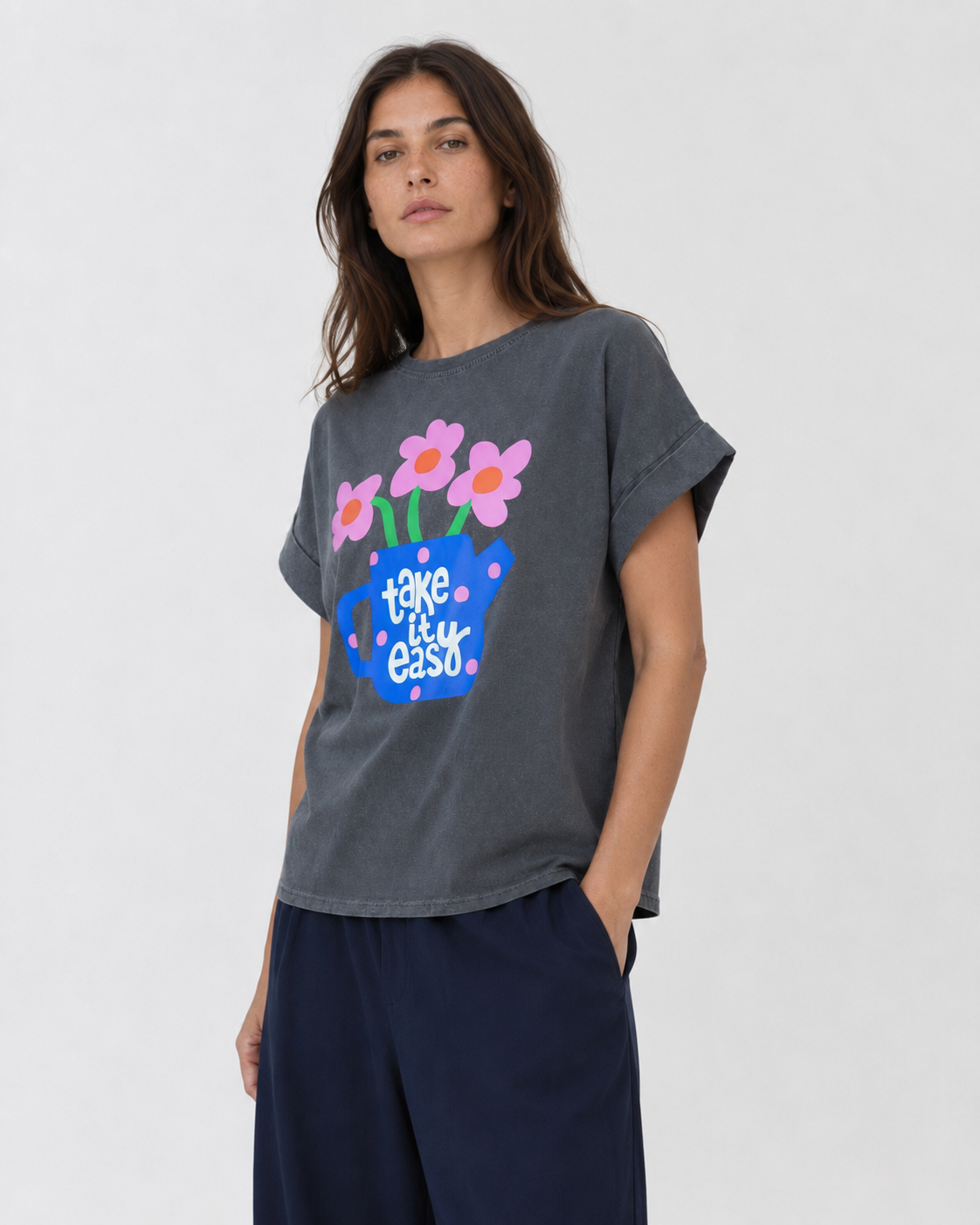 Tricou cu mâneci scurte rulate și mesaj imprimat, vedere laterală. All Above Boutique.