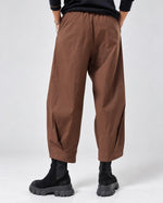 Pantaloni cu croi bufant, vedere din spate
