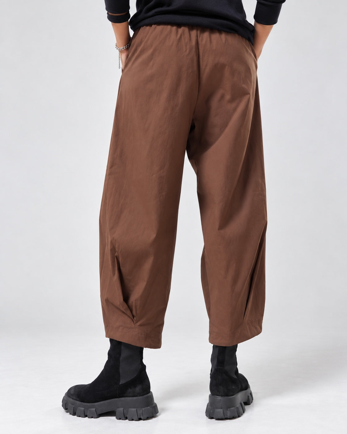 Pantaloni cu croi bufant, vedere din spate