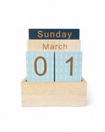 Calendar perpetuu din lemn pentru birou, cu plăcuțe pentru zi, lună și dată, vedere din față - All Above Boutique