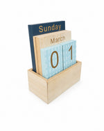 Calendar de birou din lemn natural, cu plăcuțe bleumarin și bleu în cutiuță, vedere din lateral - All Above Boutique