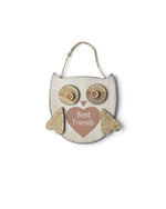 Ornament din lemn în formă de bufniță, cu mesajul „Best Friends”.