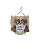 Ornament din lemn în formă de bufniță, cu mesajul „Love U 4ever”.