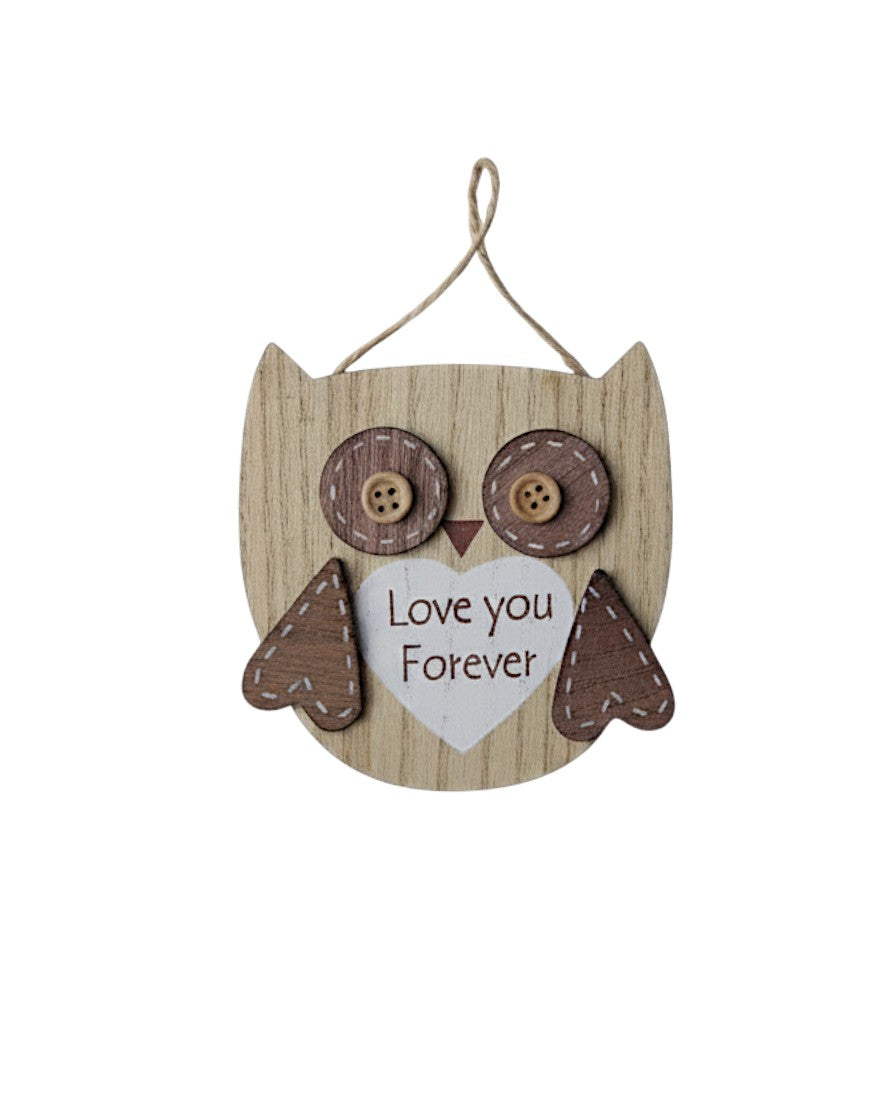 Ornament din lemn în formă de bufniță, cu mesajul „Love U 4ever”.