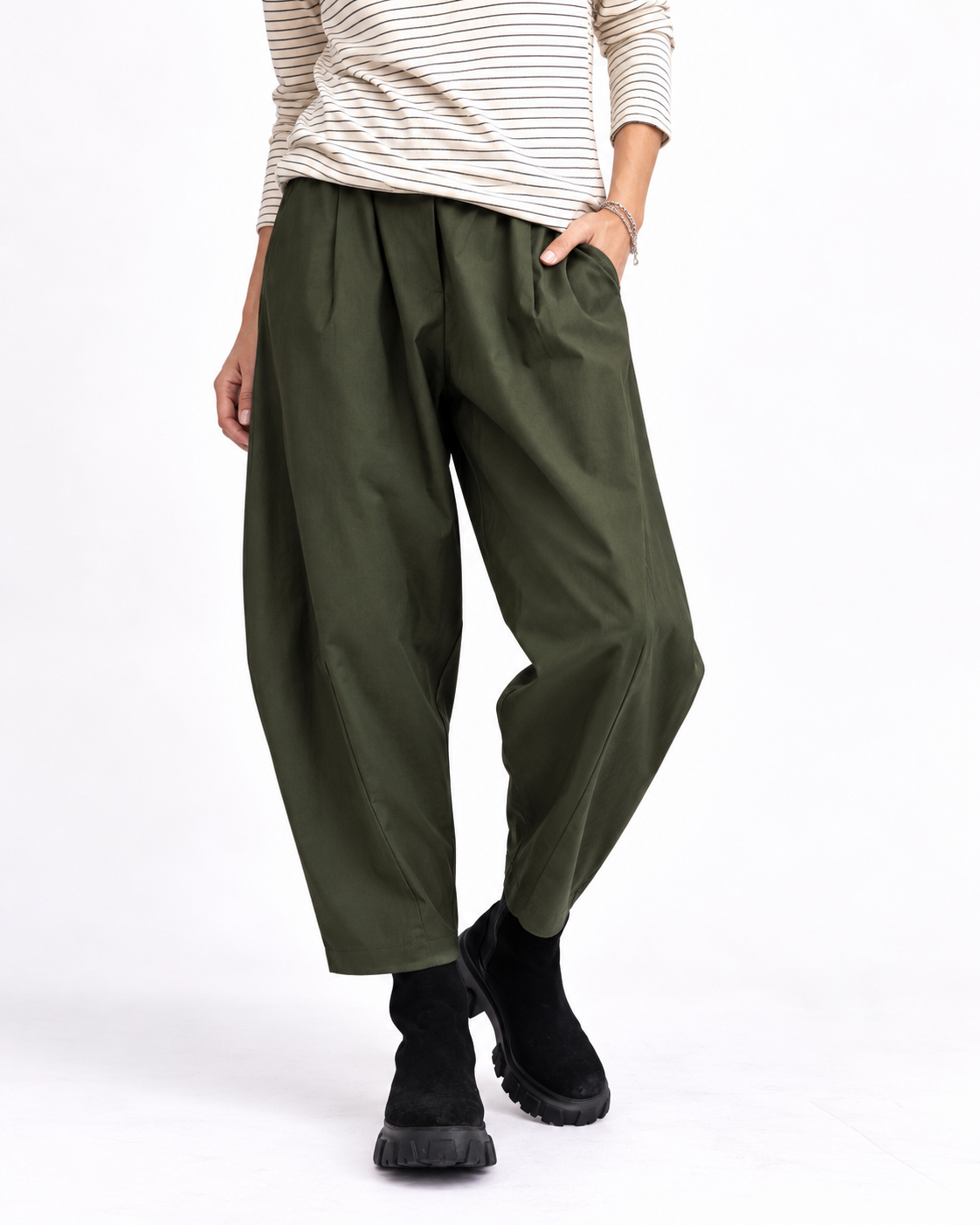 Pantaloni barrel din bengalină, nuanță kaki, vedere din față - All Above Boutique