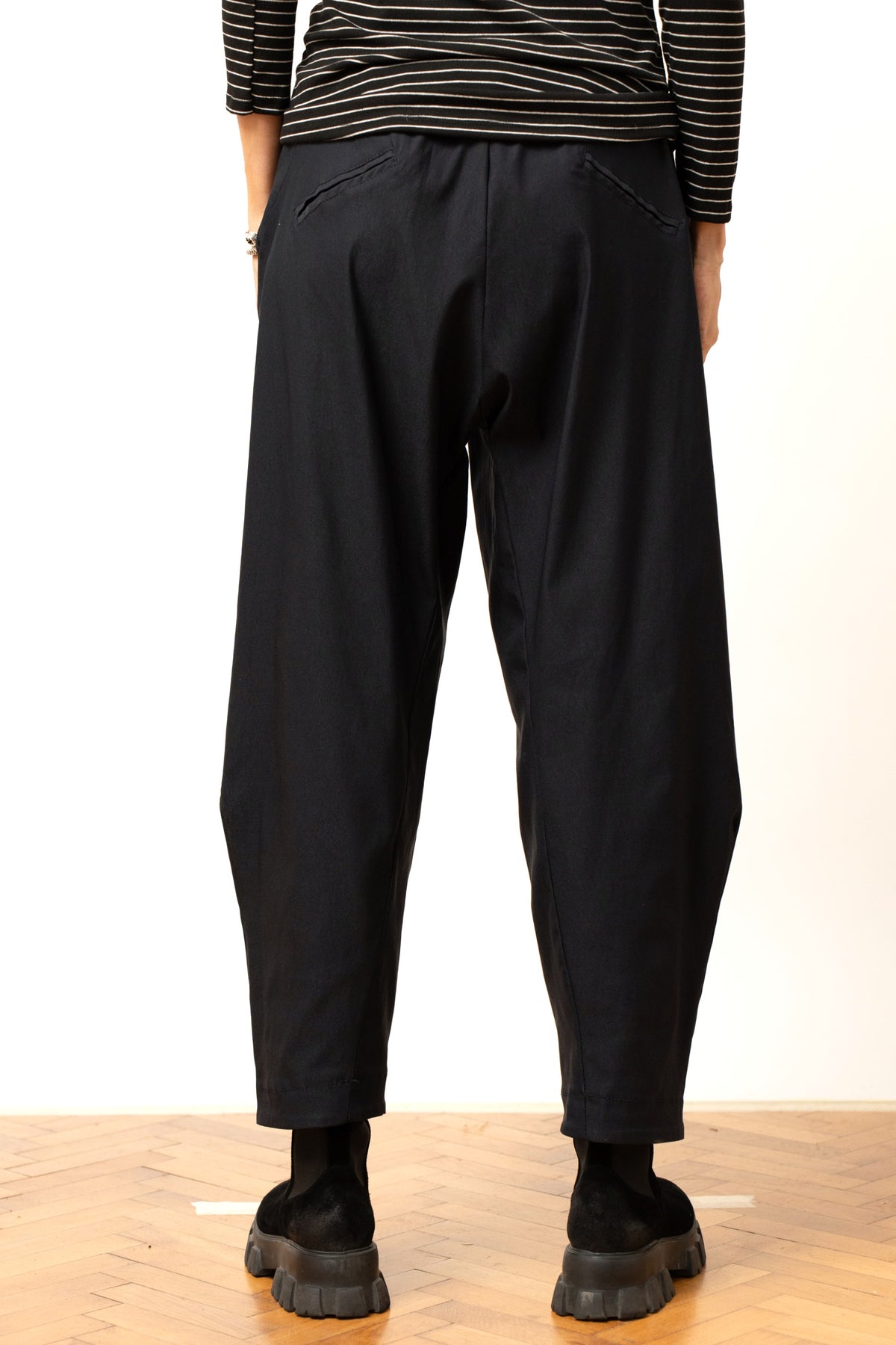 Pantaloni barrel damă cu croială lejeră din viscoză, nuanță negru, vedere din spate