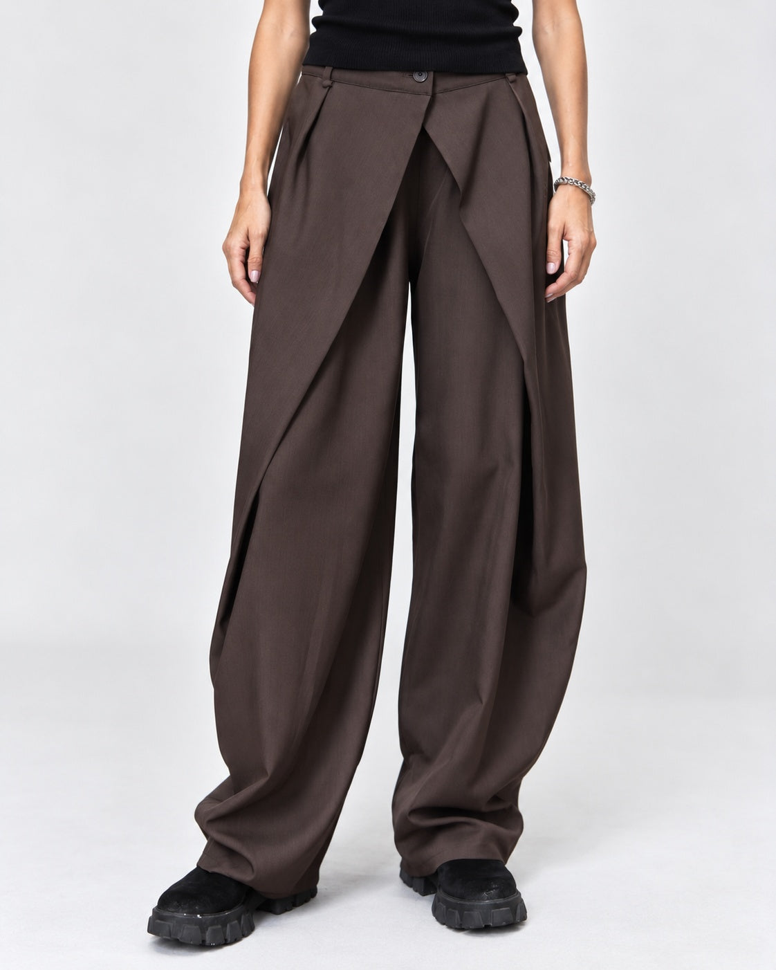 Pantaloni eleganti lungi cu prindere plic, în nuanța maro cafea, vedere frontală.