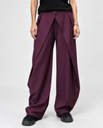 Pantaloni eleganti lungi cu prindere plic, în nuanța roșu închis, vedere frontală.