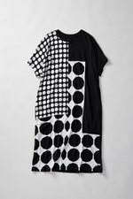 Rochie midi cu imprimeu alb-negru cu buline, detaliu material — All Above Boutique.