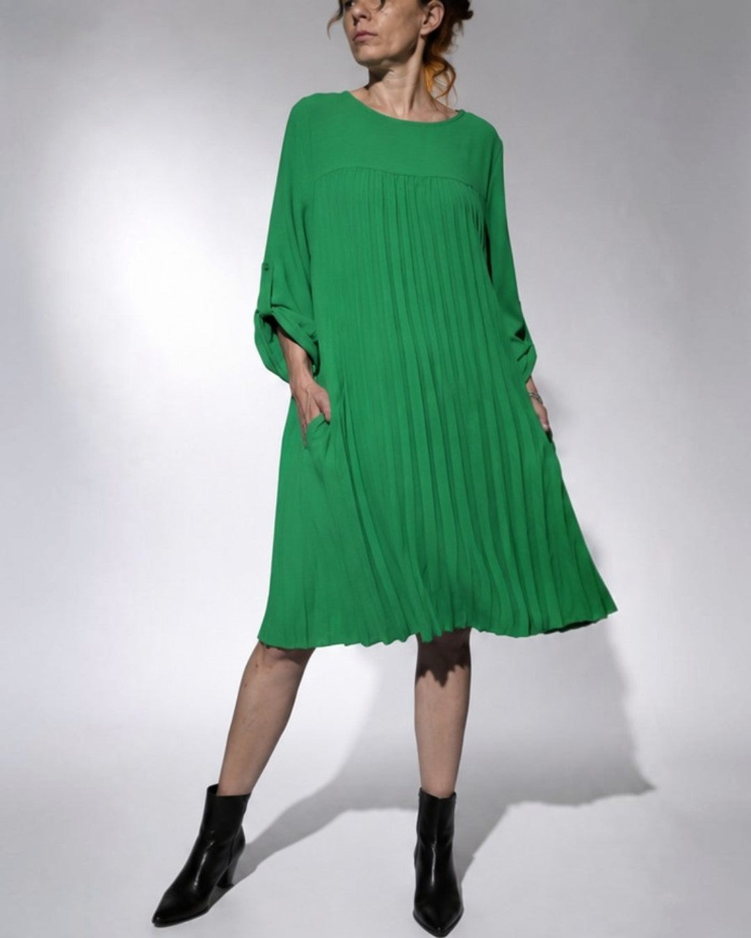Detaliu plise rochie scurta maneca 3/4, cadere fluida feminina, All Above Boutique
