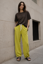 Pantaloni trening verde fistic vedere laterală, șnur reglabil talie elastică, All Above Boutique