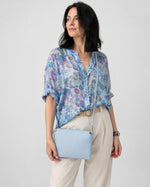 Geantă mică tip poștaș crossbody din piele naturală, nuanța albastru cer senin, All Above Boutique.