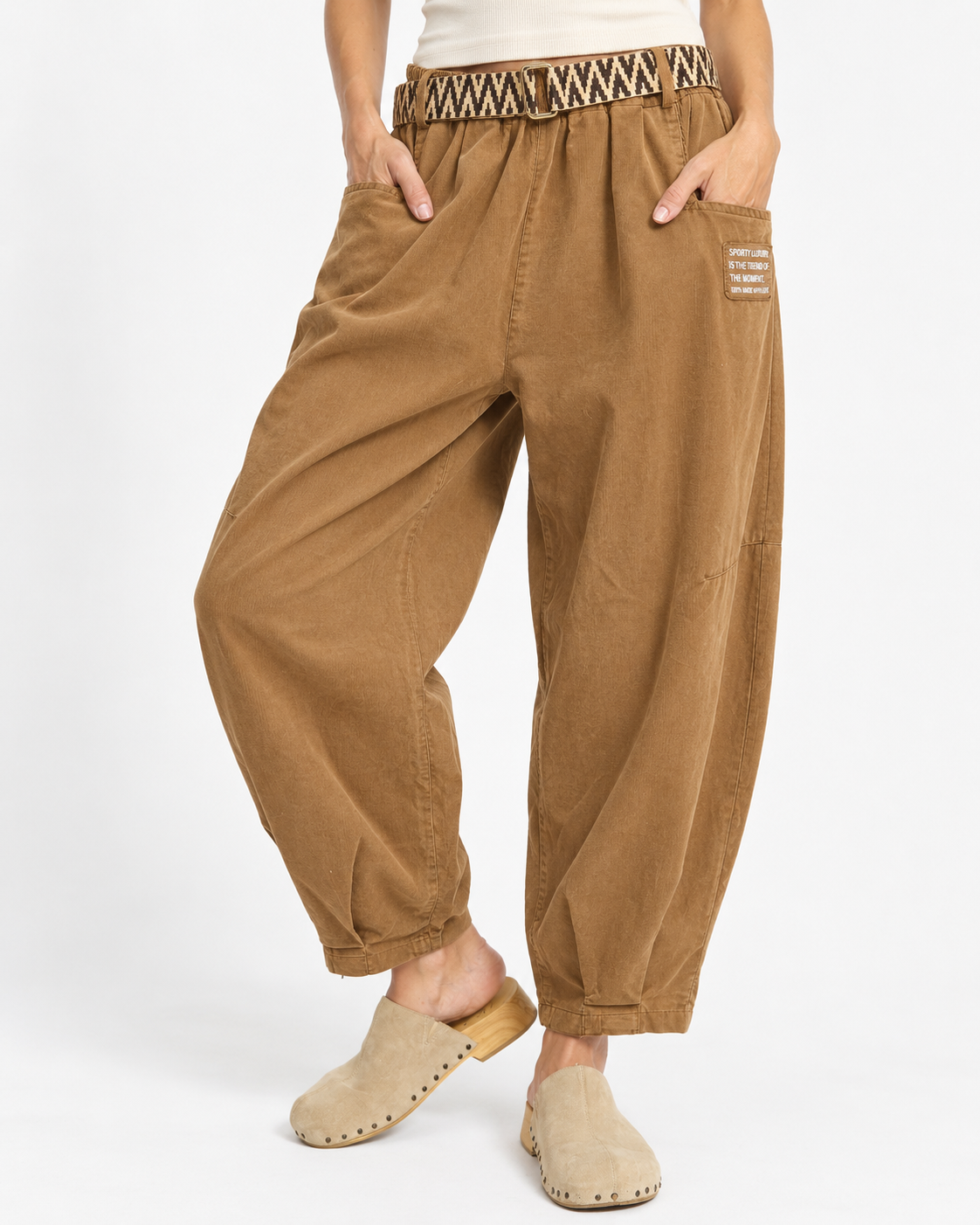 Pantaloni reiați lejeri cu talie elastică, în nuanța camel, vedere frontală.