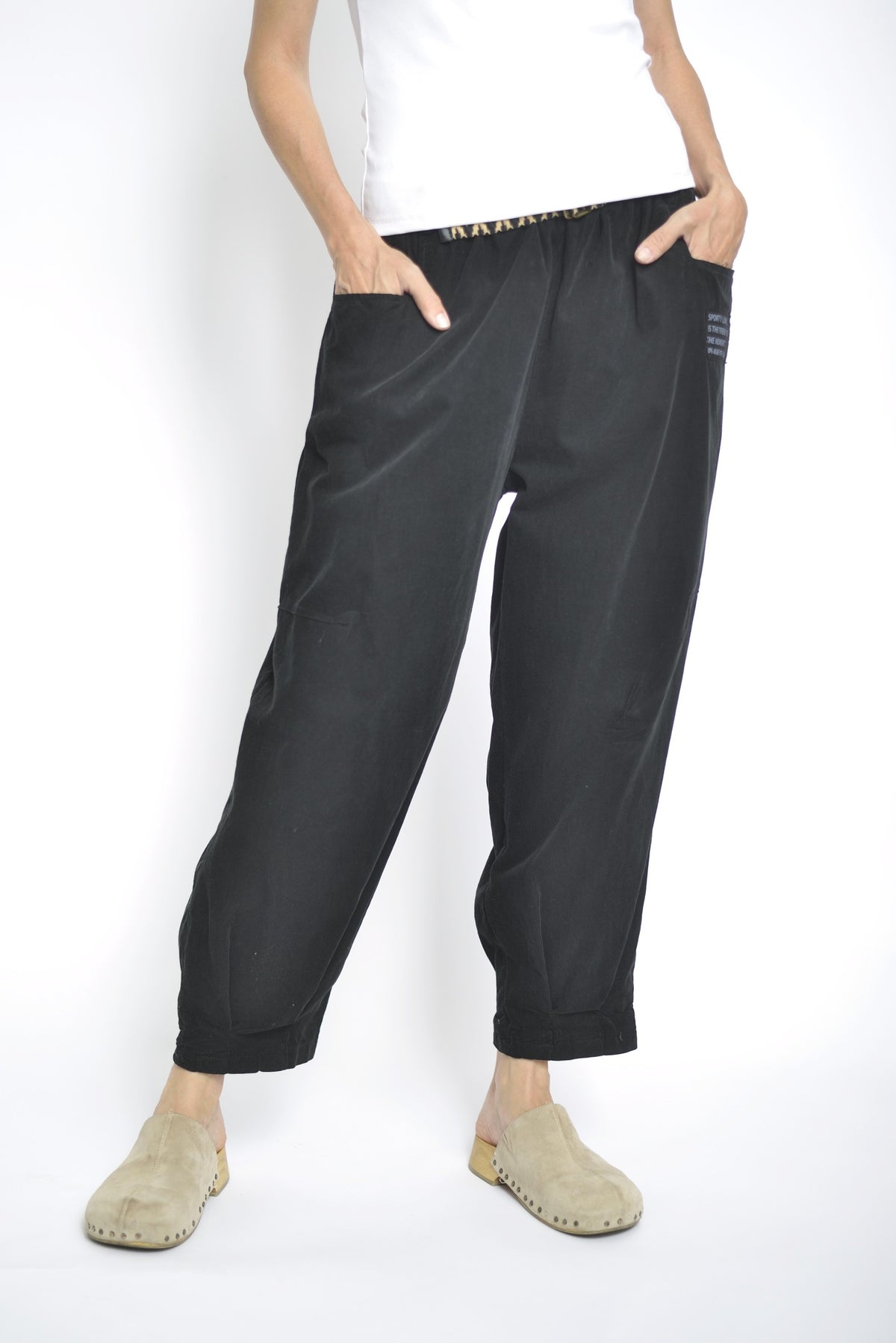 Pantaloni reiați lejeri cu talie elastică, în nuanța negru, vedere laterală.