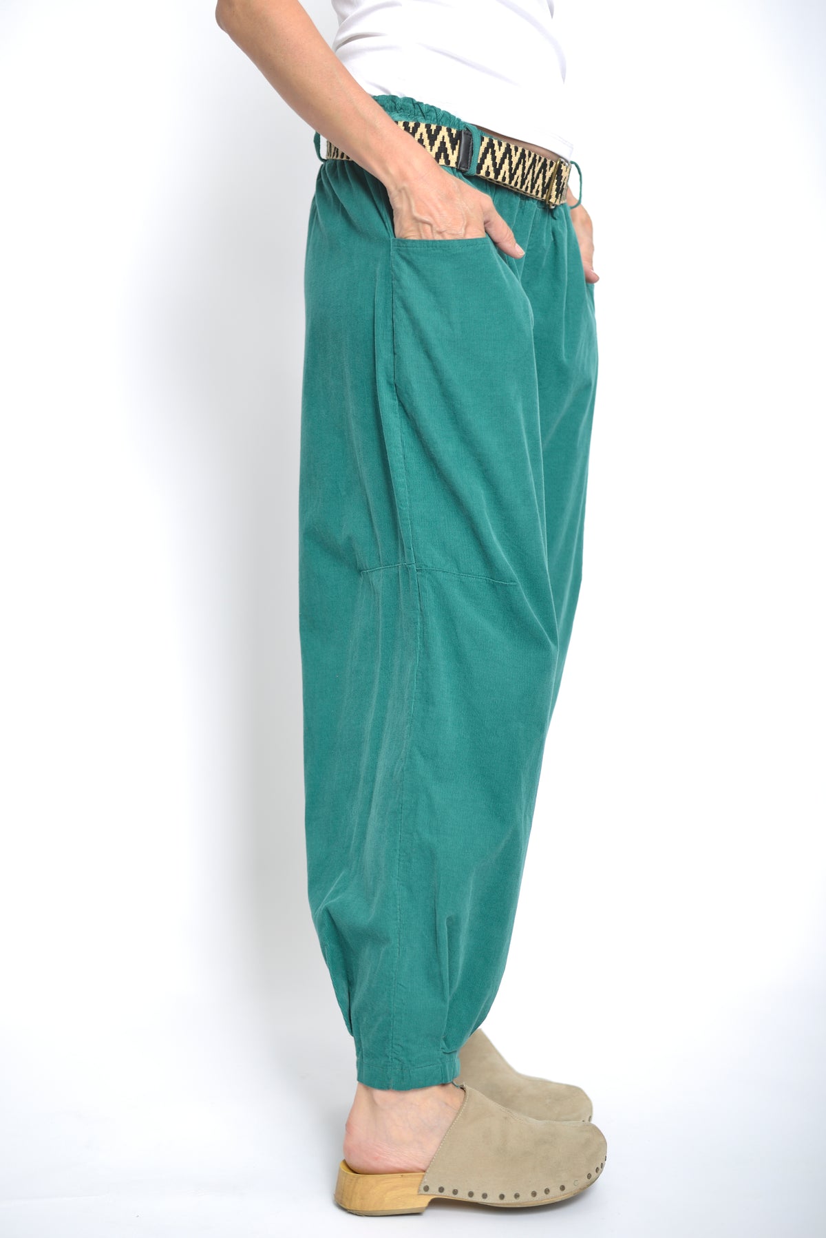 Pantaloni reiați lejeri cu talie elastică, în nuanța turcoaz închis, vedere laterală.