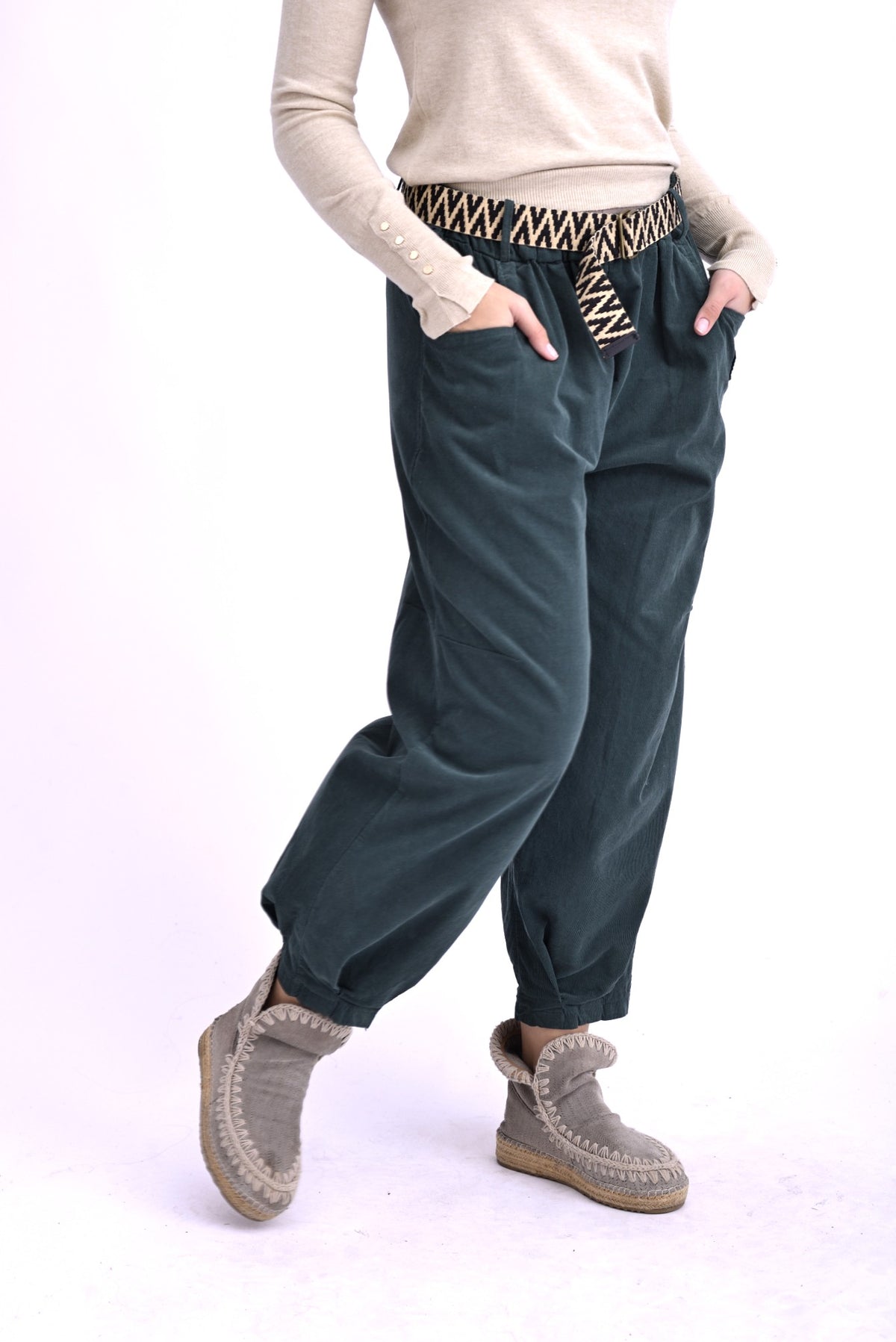 Pantaloni reiați lejeri cu talie elastică, în nuanța verde închis, vedere din profil.