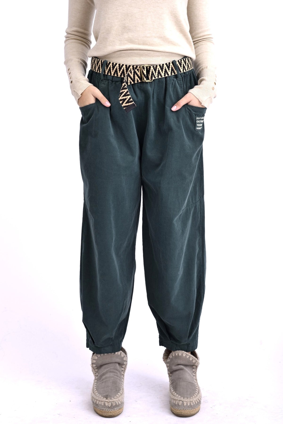 Pantaloni reiați lejeri cu talie elastică, în nuanța verde închis, vedere frontală.