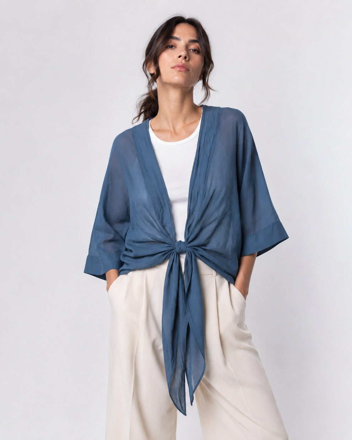 Blazer de vară din bumbac subțire, cu mânecă raglan 3/4, în nuanța bleumarin, vedere frontală.