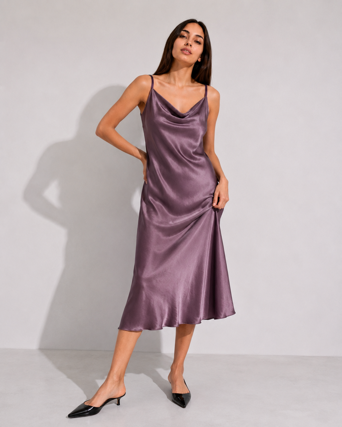 Rochie lungă satinată din viscoză, cu decolteu drapat și bretele reglabile, în nuanța violet închis, vedere frontală.