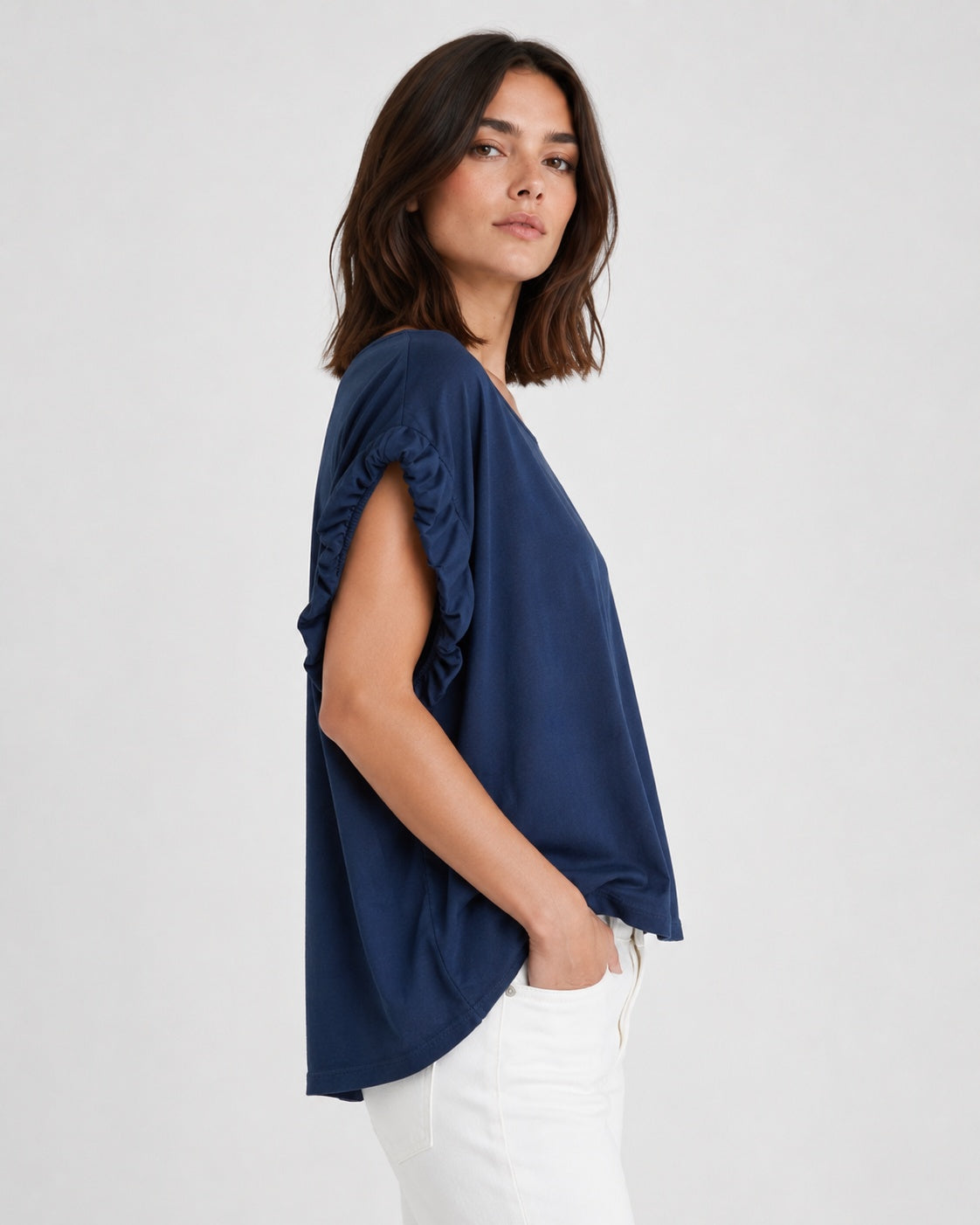 Top oversize cu umeri din elastic lat, din bumbac, în nuanța bleumarin, detaliu cu elasticul de pe umeri.