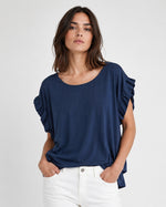Top oversize cu umeri din elastic lat, din bumbac, în nuanța bleumarin, vedere din față.