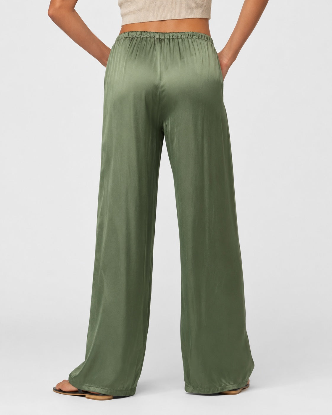 Pantaloni lungi satinați cu talie elastică la spate, în nuanța kaki, vedere din spate.