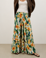 Pantaloni largi din satin cu imprimeu floral, vedere laterală — All Above Boutique.