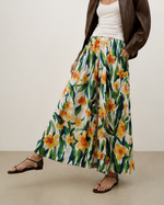 Pantaloni largi din satin cu imprimeu floral, cădere fluidă și luciu discret — All Above Boutique.