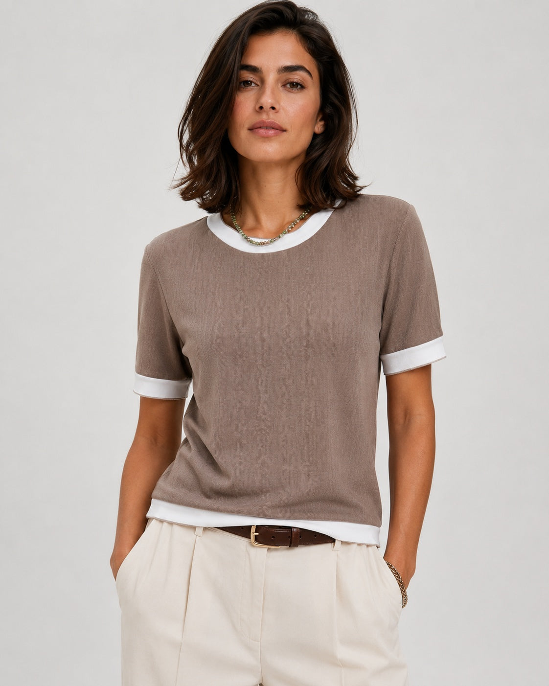 Tricou din rib moale cu margini în contrast, în nuanța grej, vedere din față.