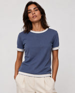 Tricou din rib moale cu margini în contrast, în nuanța bleumarin, vedere din față.