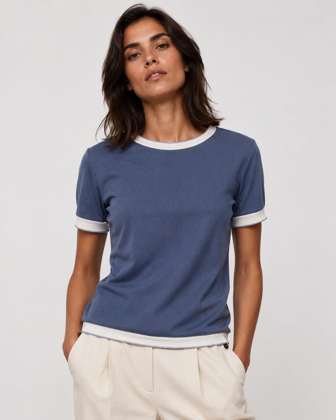 Tricou din rib moale cu margini în contrast, în nuanța bleumarin, vedere din față.