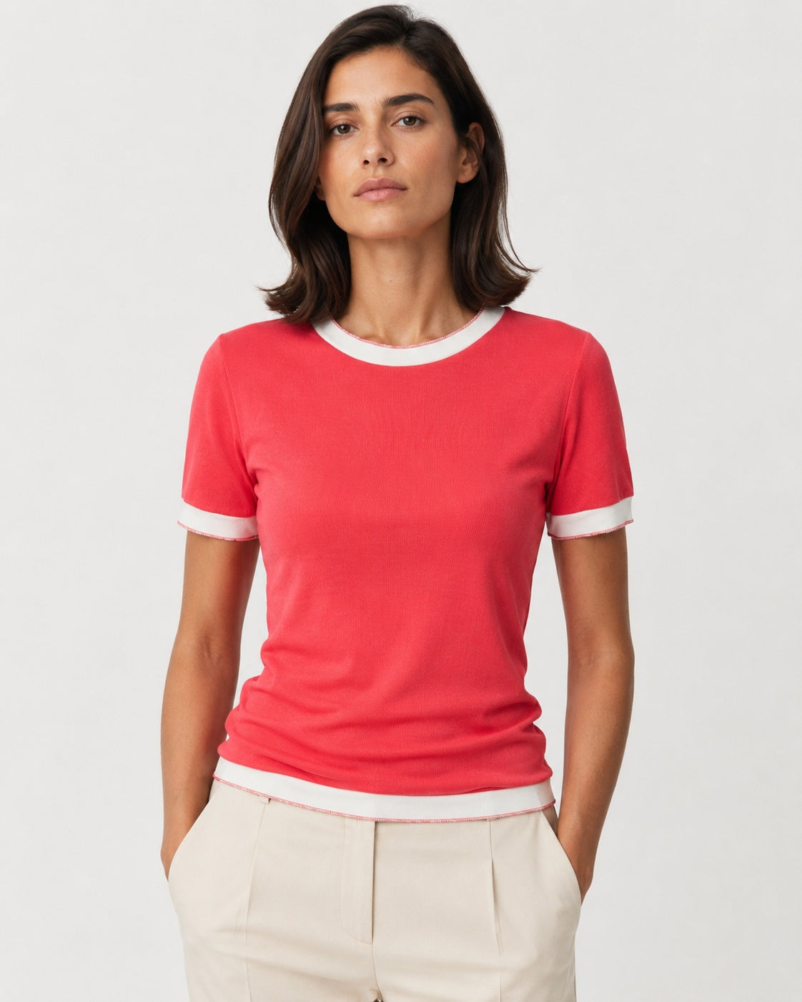 Tricou din rib moale cu margini în contrast, în nuanța roșu, vedere din față.