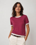 Tricou din rib moale cu margini în contrast, în nuanța roșu închis, vedere din față.