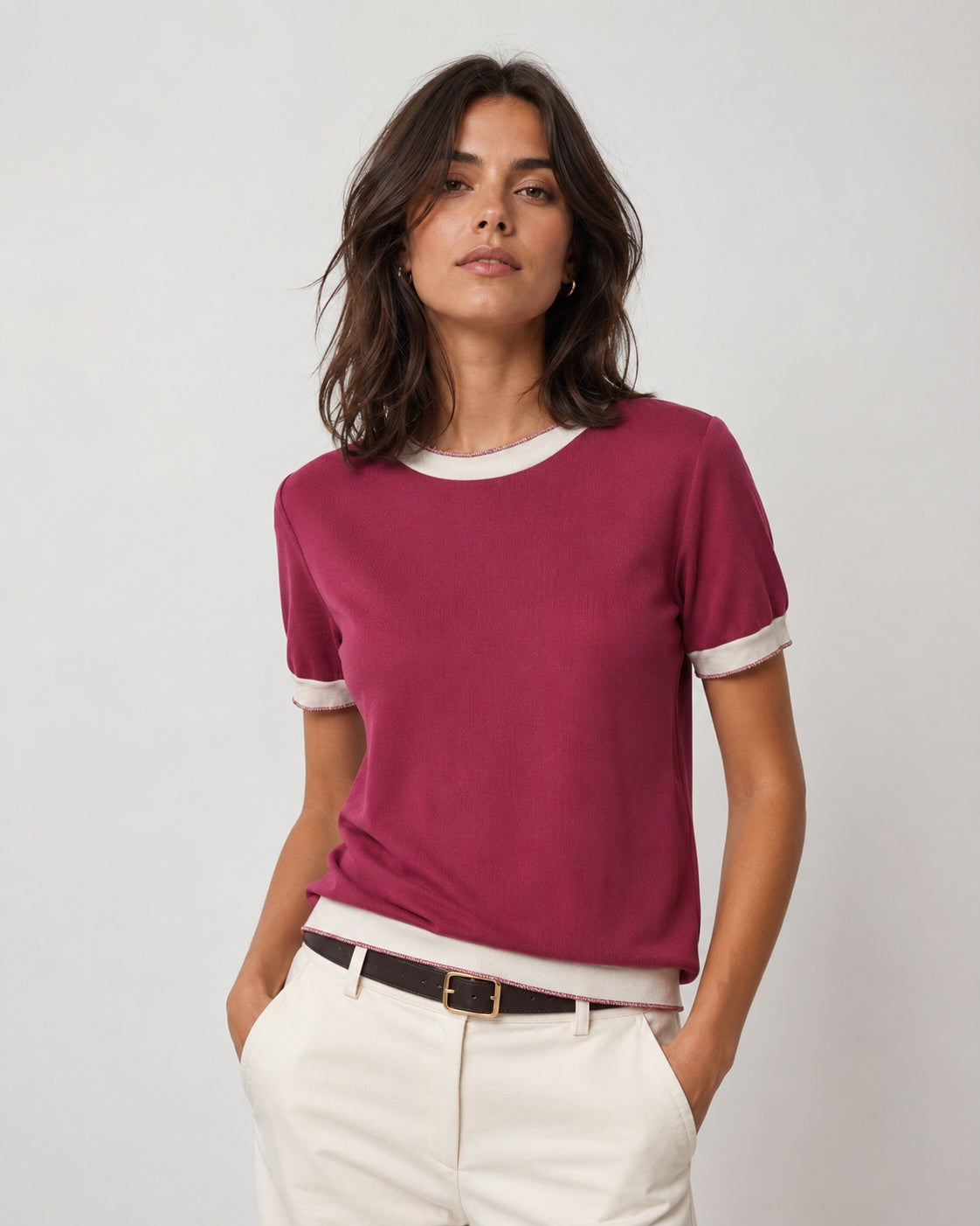 Tricou din rib moale cu margini în contrast, în nuanța roșu închis, vedere din față.