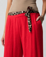 Pantaloni din viscoză cu cordon și imprimeu animal print, detaliu al imprimeului și cordonului.
