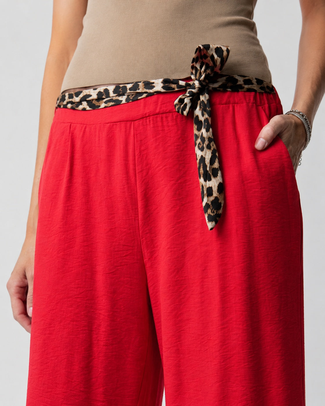 Pantaloni din viscoză cu cordon și imprimeu animal print, detaliu al imprimeului și cordonului.