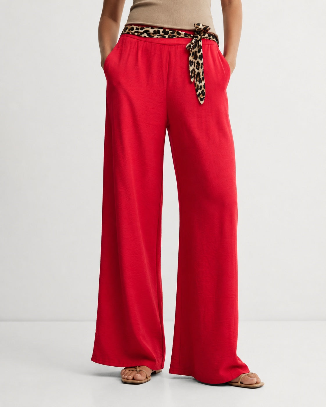 Pantaloni din viscoză cu cordon și imprimeu animal print, vedere frontală.