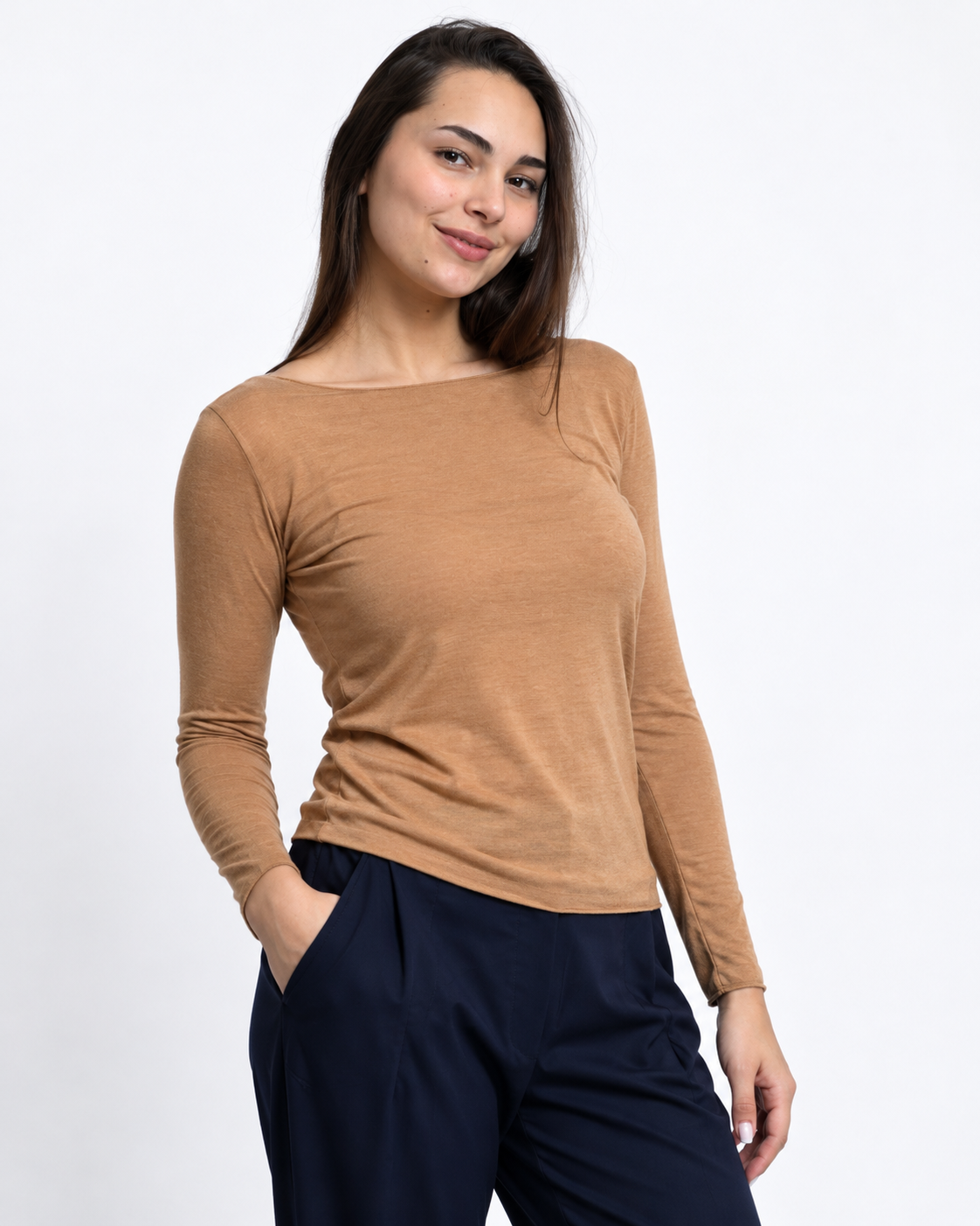 Bluză basic bej din modal și cașmir, cu decolteu barcă și mâneci lungi, purtată cu pantaloni bleumarin - All Above Boutique