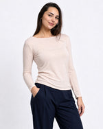 Bluză basic crem din modal și cașmir, cu decolteu barcă și mâneci lungi, purtată cu pantaloni bleumarin - All Above Boutique
