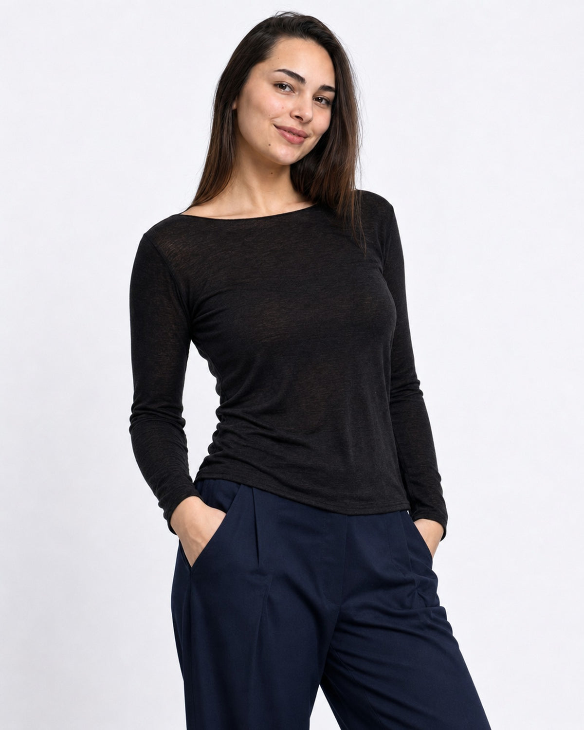 Bluză basic neagră din modal și cașmir, cu decolteu barcă și mâneci lungi, purtată cu pantaloni bleumarin - All Above Boutique