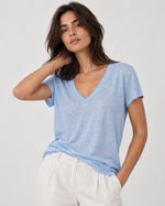 Tricou din in subțire cu decolteu în V, în nuanța albastru cer senin, vedere din față.