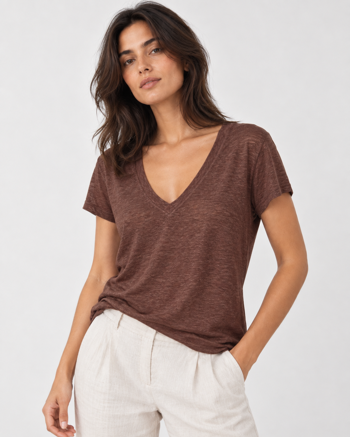 Tricou din in subțire cu decolteu în V, în nuanța maro, vedere din față.
