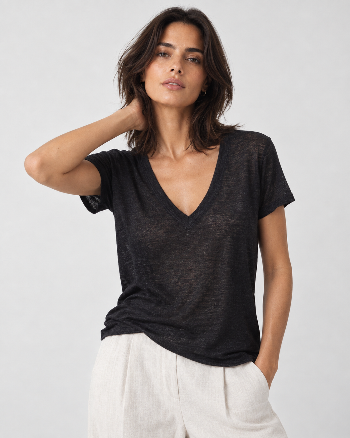 Tricou din in subțire cu decolteu în V, în nuanța negru, vedere din față.