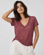 Tricou din in subțire cu decolteu în V, în nuanța roșu închis, vedere din față.